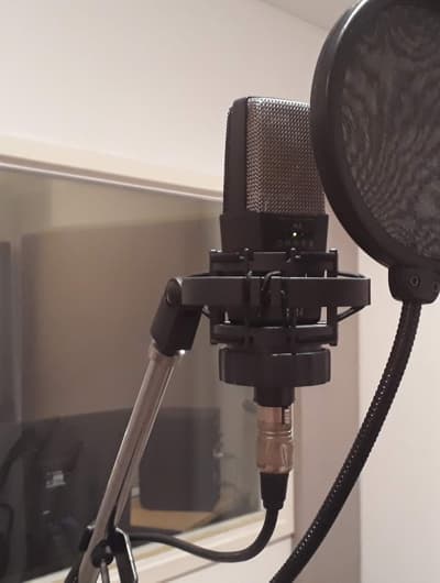 Micrófono con filtro en Estudio de grabación